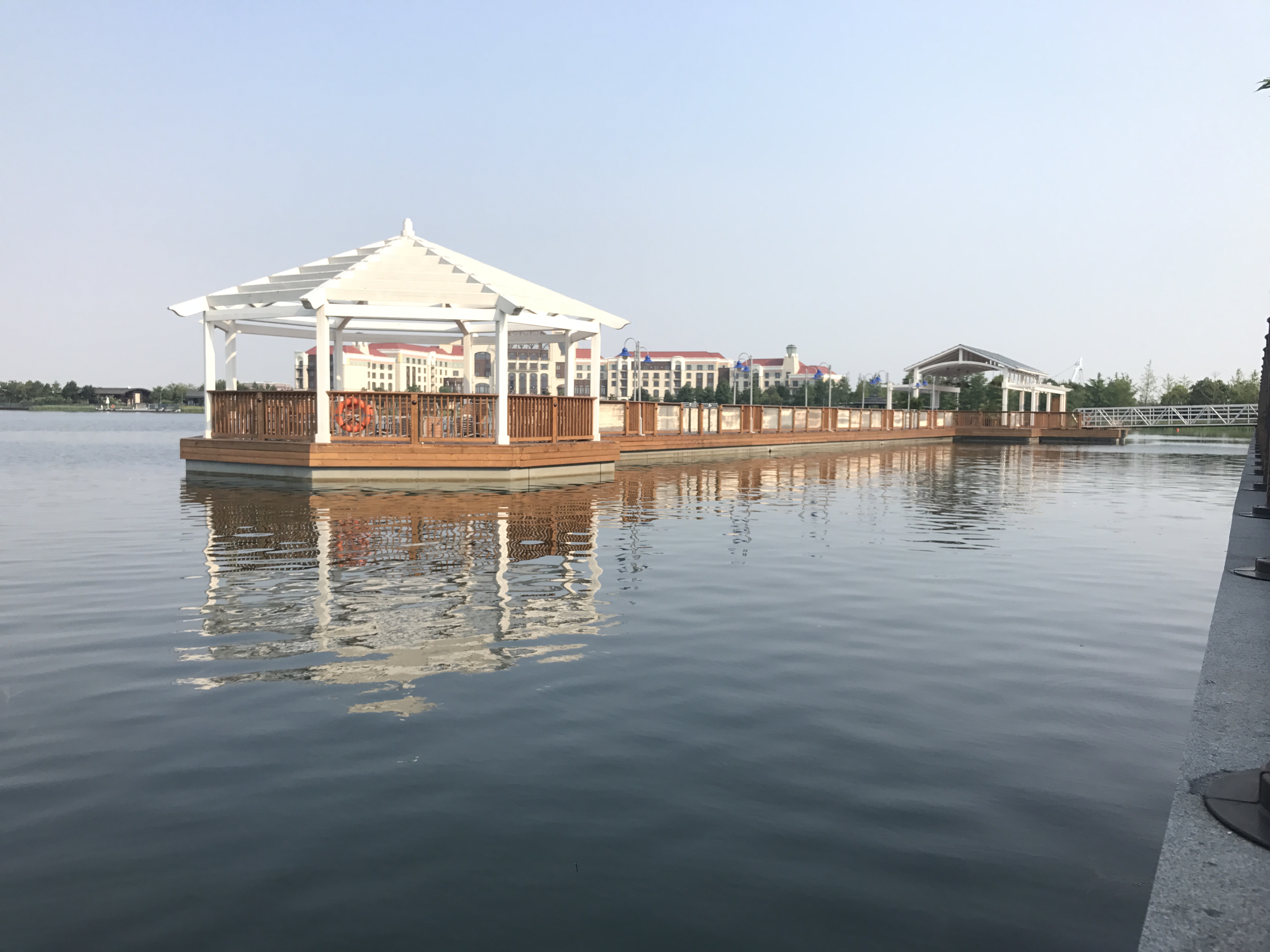 Muelle flotante del parque Shaihai Desney